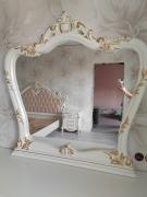 Зеркало в раме над столиком АМЕЛИ