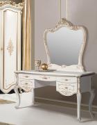 Зеркало в раме над столиком АМЕЛИ